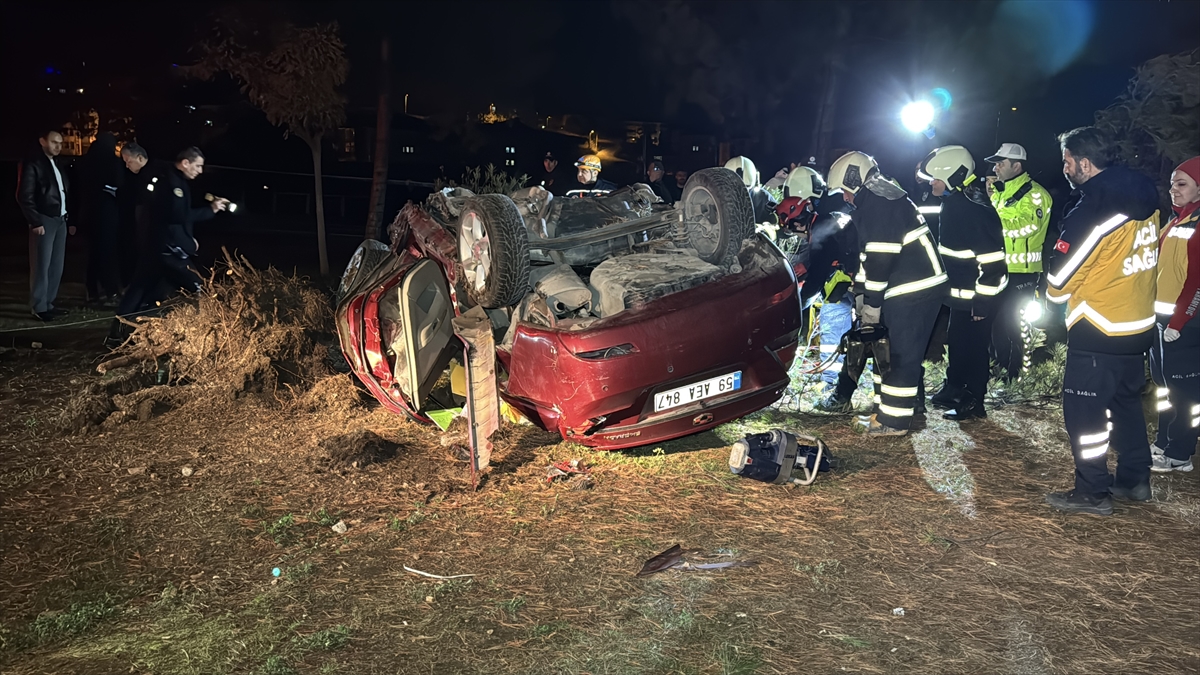 Karabük'te refüje devrilen otomobilin sürücüsü öldü