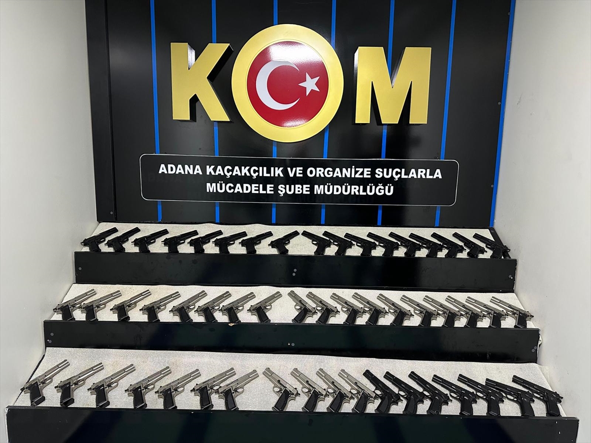 Adana Emniyeti Gözaçtırmıyor. Adana'da ruhsatsız 53 tabanca ele geçirildi, 2 zanlı tutuklandı