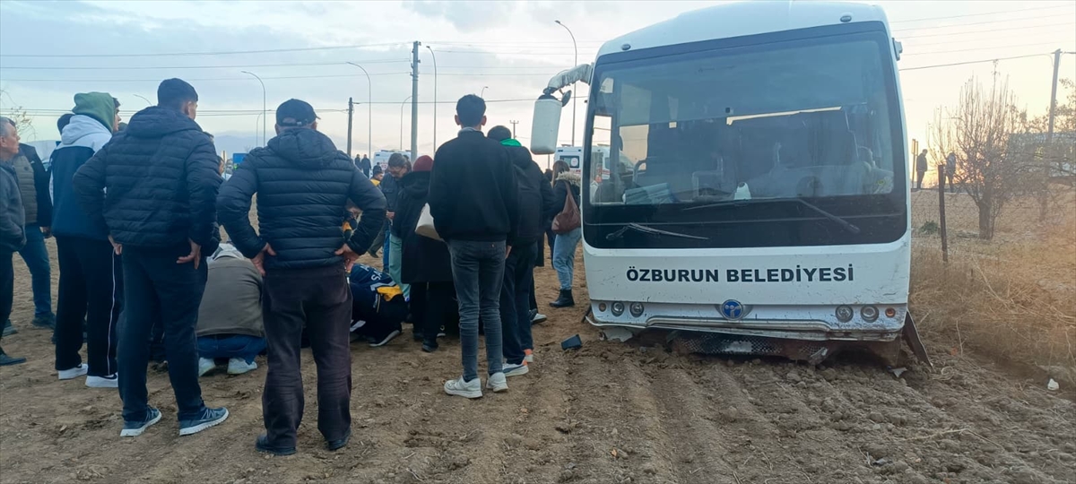 Bolvadin’de öğrenci servis aracı ile kamyonet çarpıştı, 14 kişi yaralandı