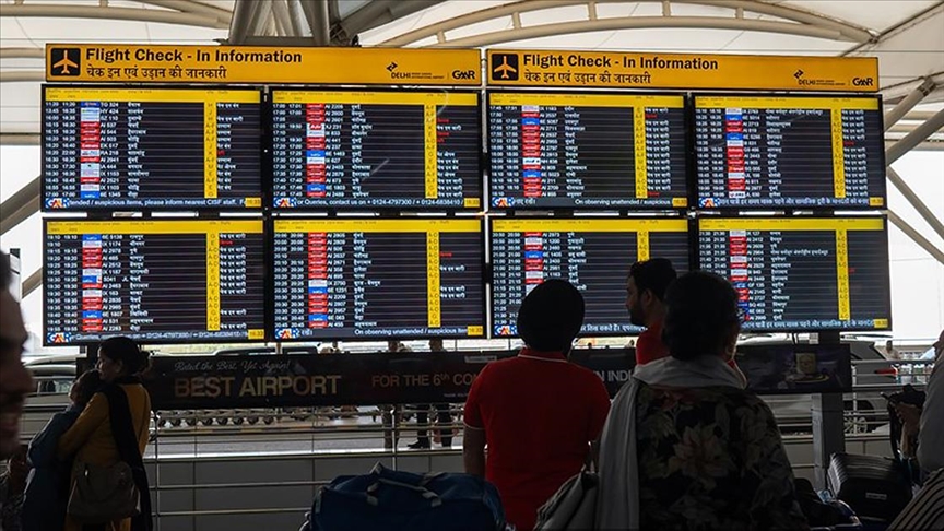 Hindistan'ın en büyük hava yolu şirketi IndiGo'nun iptal ettiği sefer sayısı 1000'i aştı