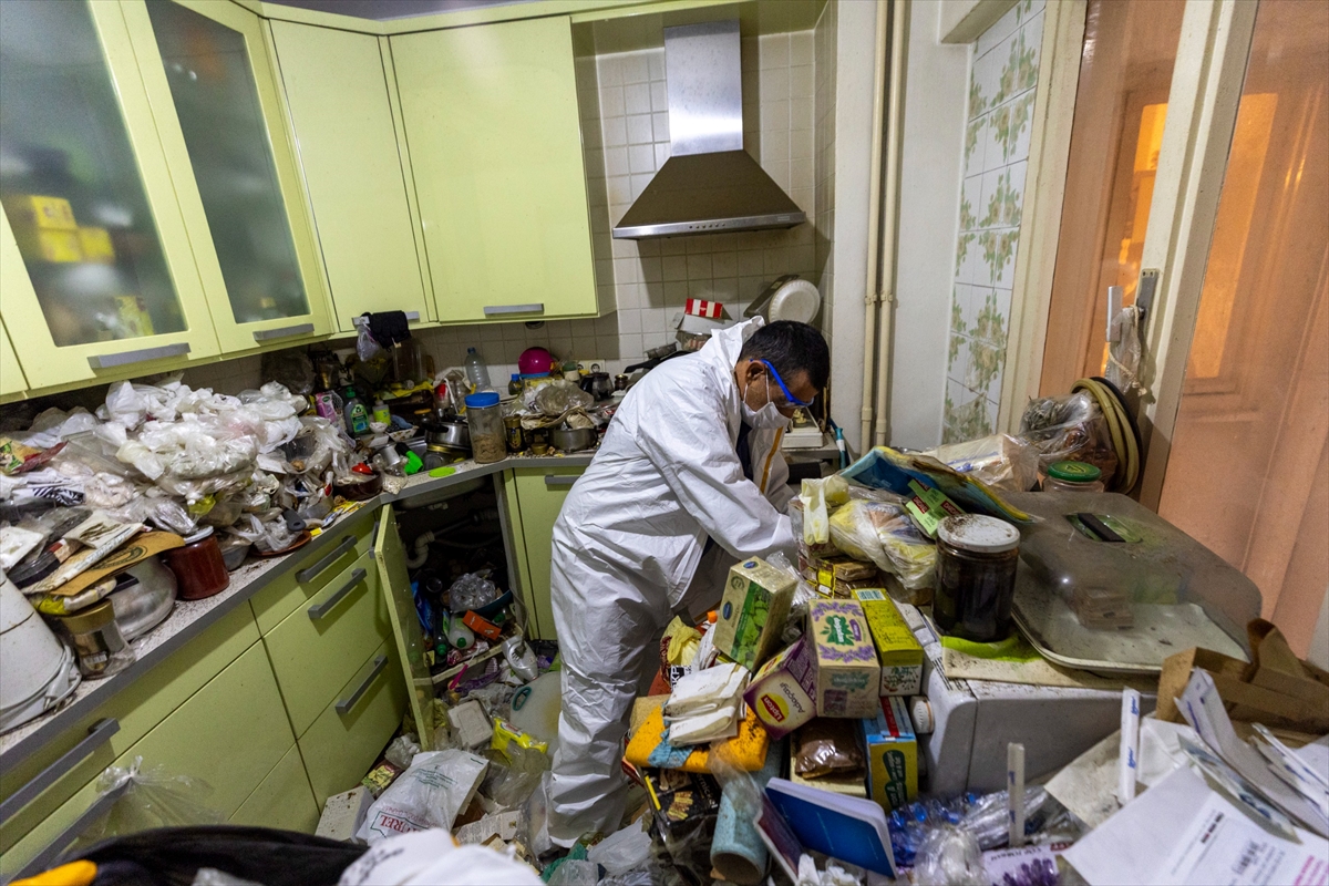 İzmir'de evden 4 kamyon dolusu çöp çıktı