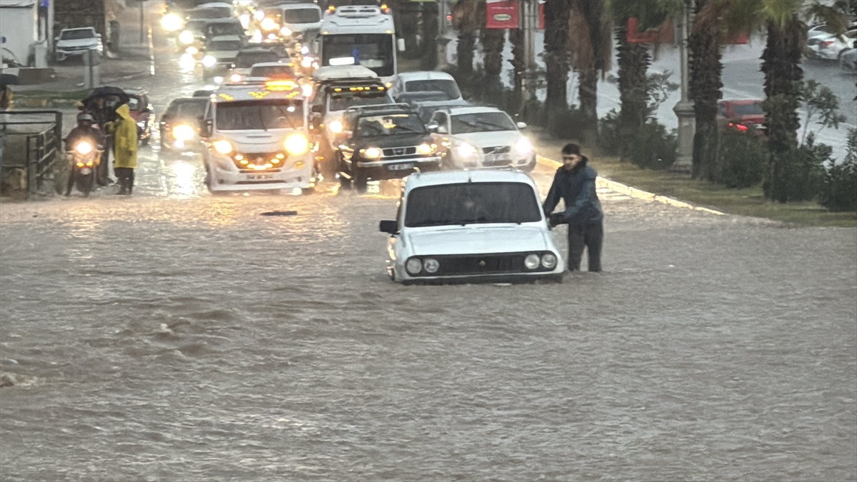 Muğla'da sağanak ve fırtına etkili oluyor