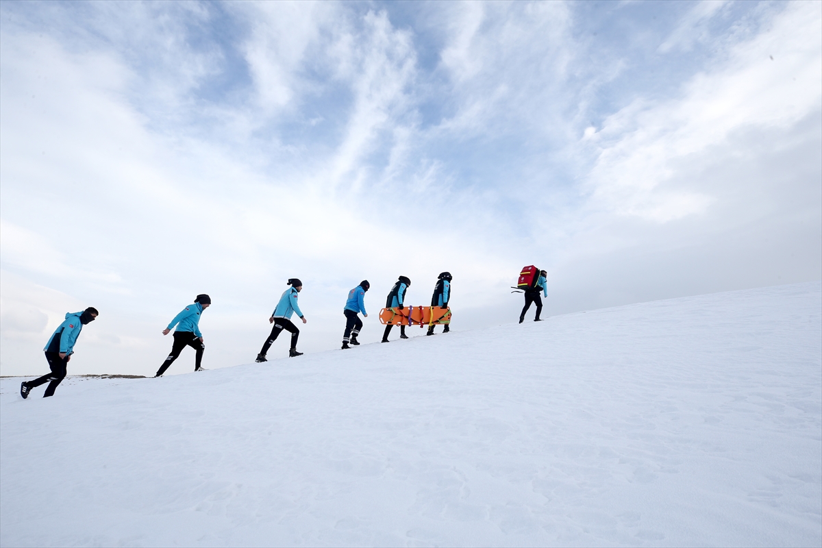 Muş'ta UMKE görevlileri, zorlu eğitimlerle çetin kış şartlarına hazırlanıyor