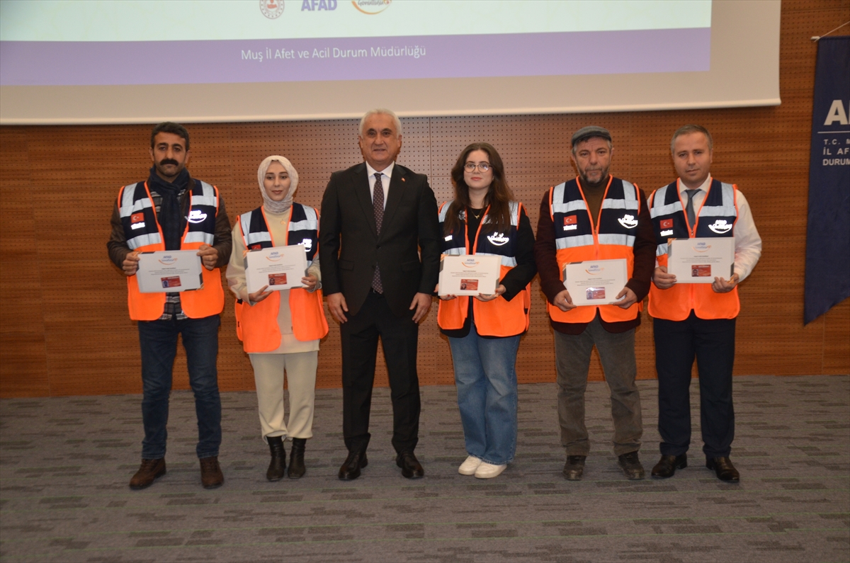 Muş'ta arama kurtarma eğitimi alan 309 AFAD gönüllüsüne sertifikaları verildi
