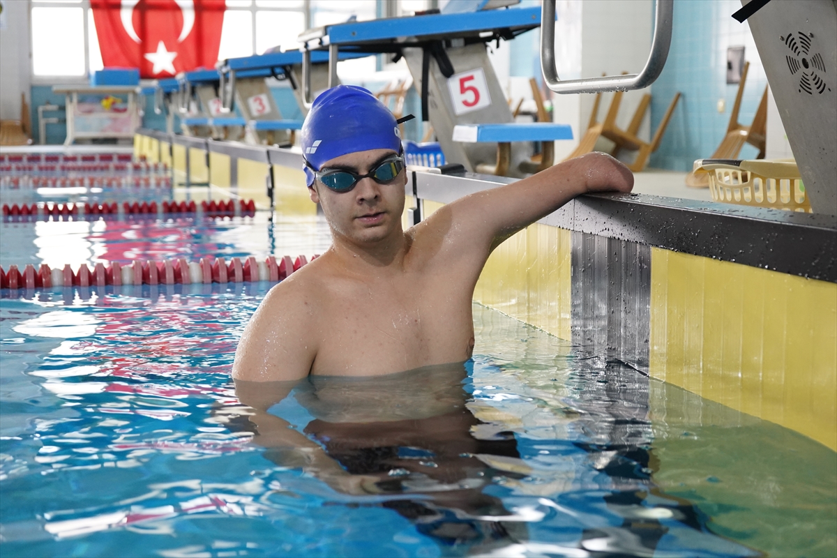 Isparta'da doğuştan bir kolu olmayan öğrenci engelleri yüzerek aşıyor
