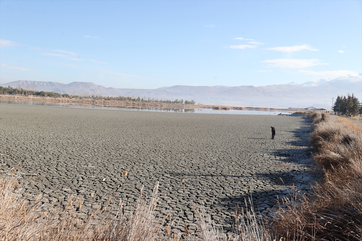 Kuruma tehlikesiyle karşı karşıya olan Ulaş Gölü'ne su takviyesi için ilk kazma vuruldu