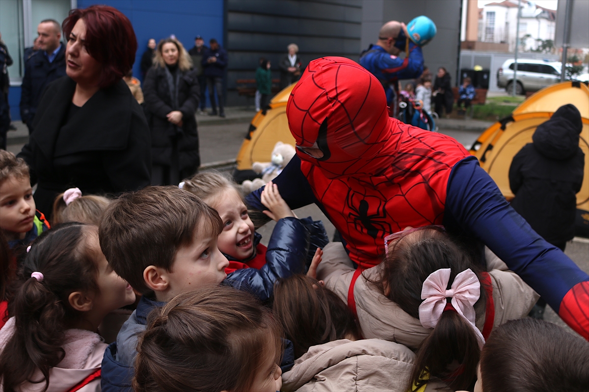 Kosova'da hasta çocukların yüzünü "süper kahramanlar" güldürdü