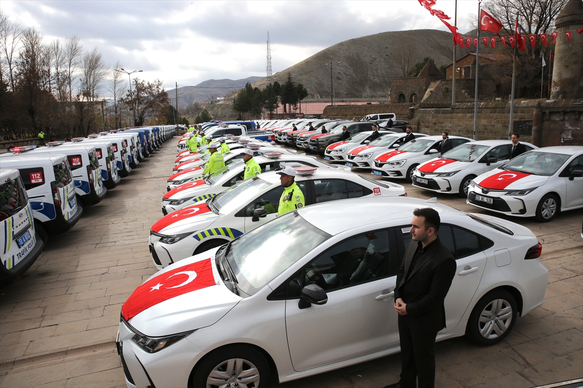 Bitlis'te emniyet ve jandarmaya tahsis edilen 86 araç törenle hizmete alındı