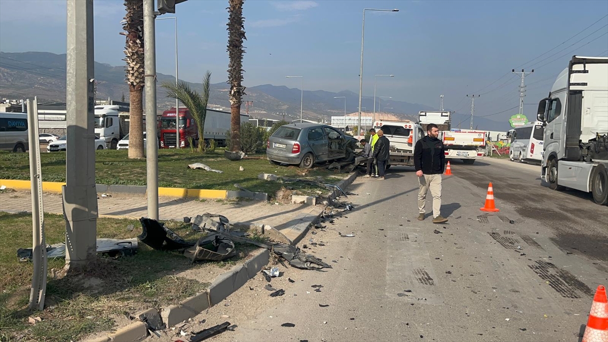Hatay'da iki aracın çarpıştığı kazada 5 kişi yaralandı