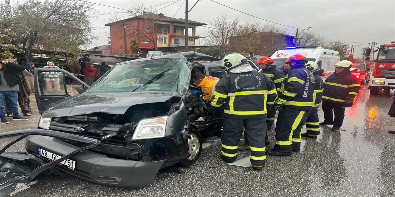 Denizli Honaz'da Hafif Ticari Araç ile Kamyon Çarpıştı.