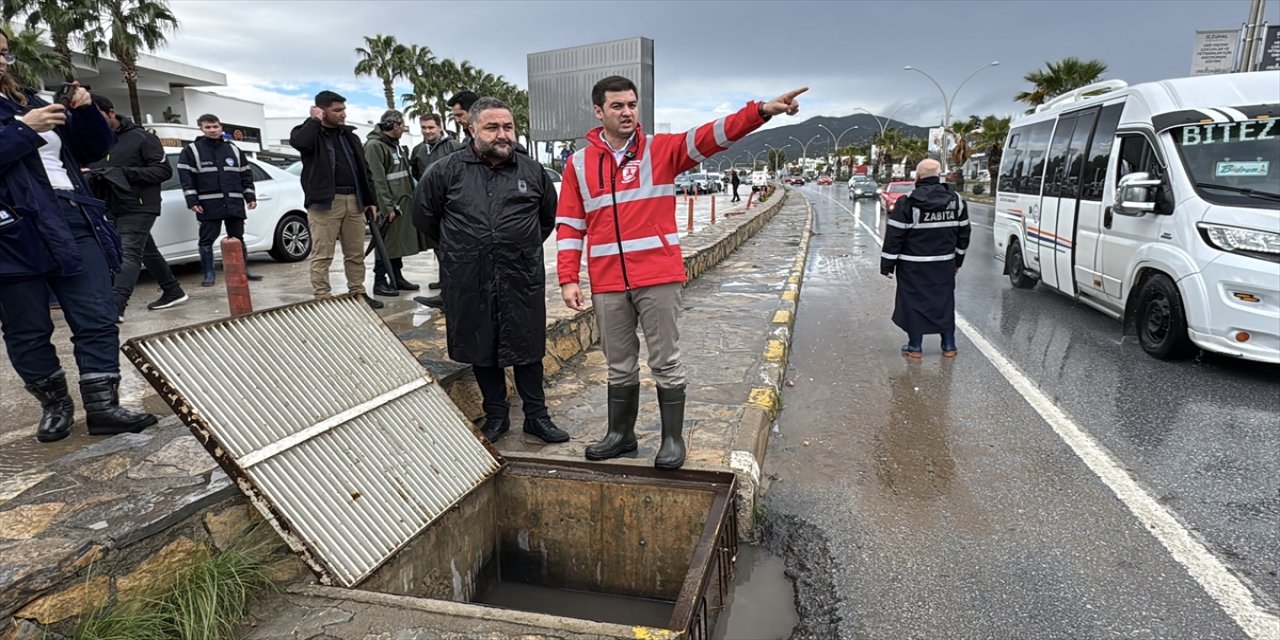 Muğla'da Sağanak ve Fırtına Hayatı Felç Etti.