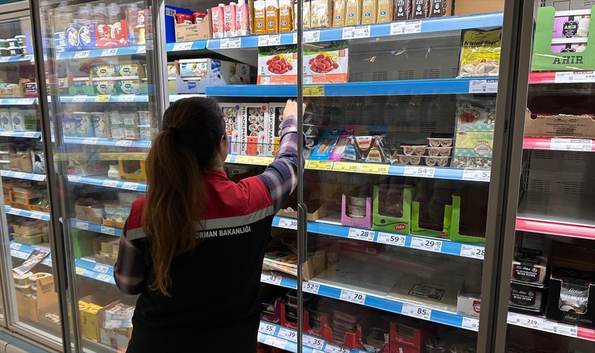 İzmir'de son tüketim tarihi geçmiş ürün tespit edilen markete yasal işlem