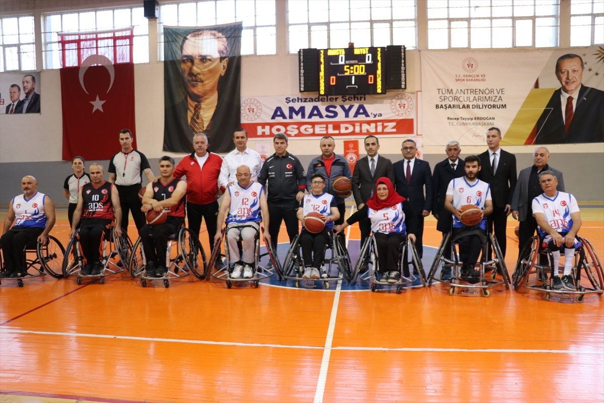 Amasya'da protokolle dostluk maçında kazanan "engelli bireyler" oldu