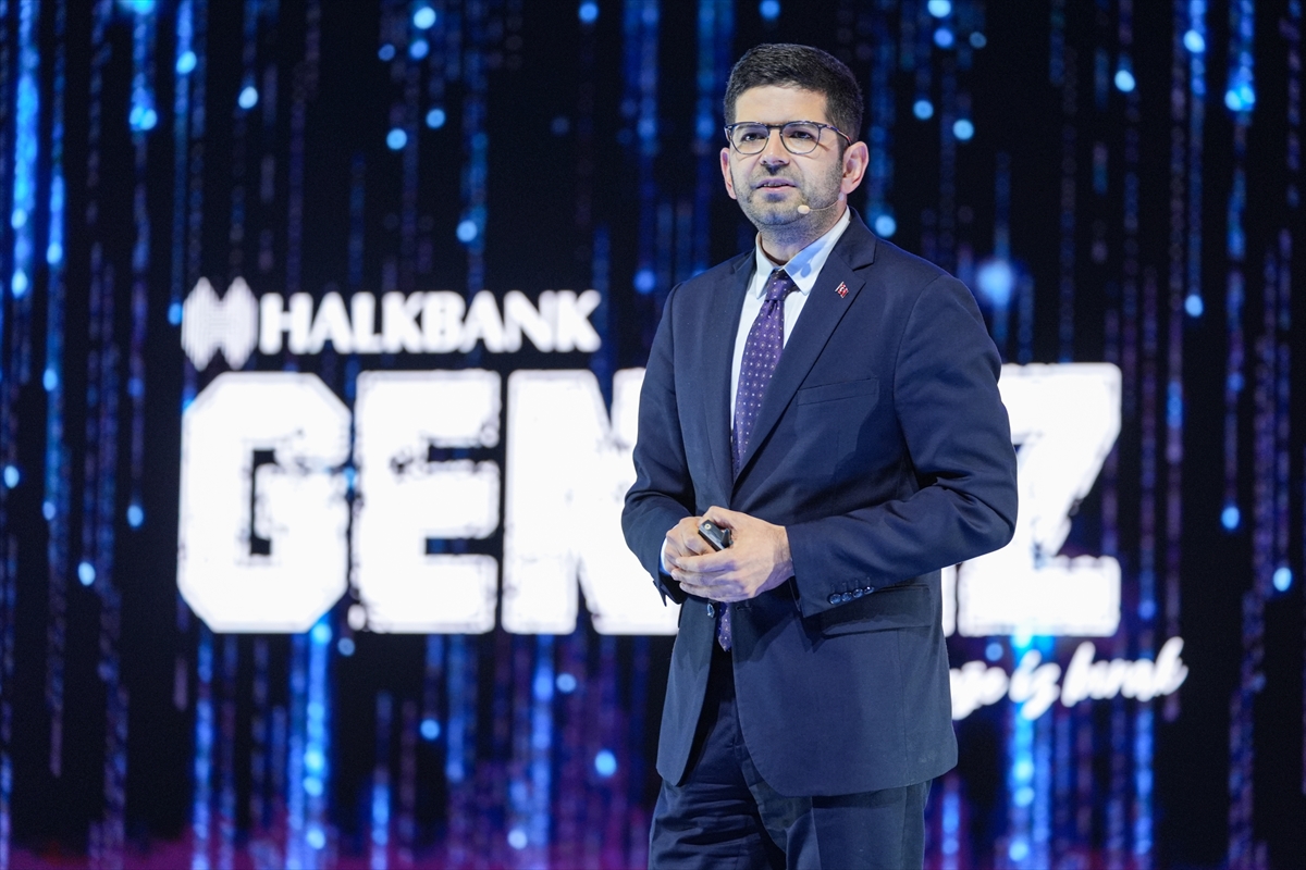 Cumhurbaşkanlığı Yatırım ve Finans Ofisi Başkanı Burak Dağlıoğlu, Halkbank Gençİz'25 Zirvesi'nde konuştu: