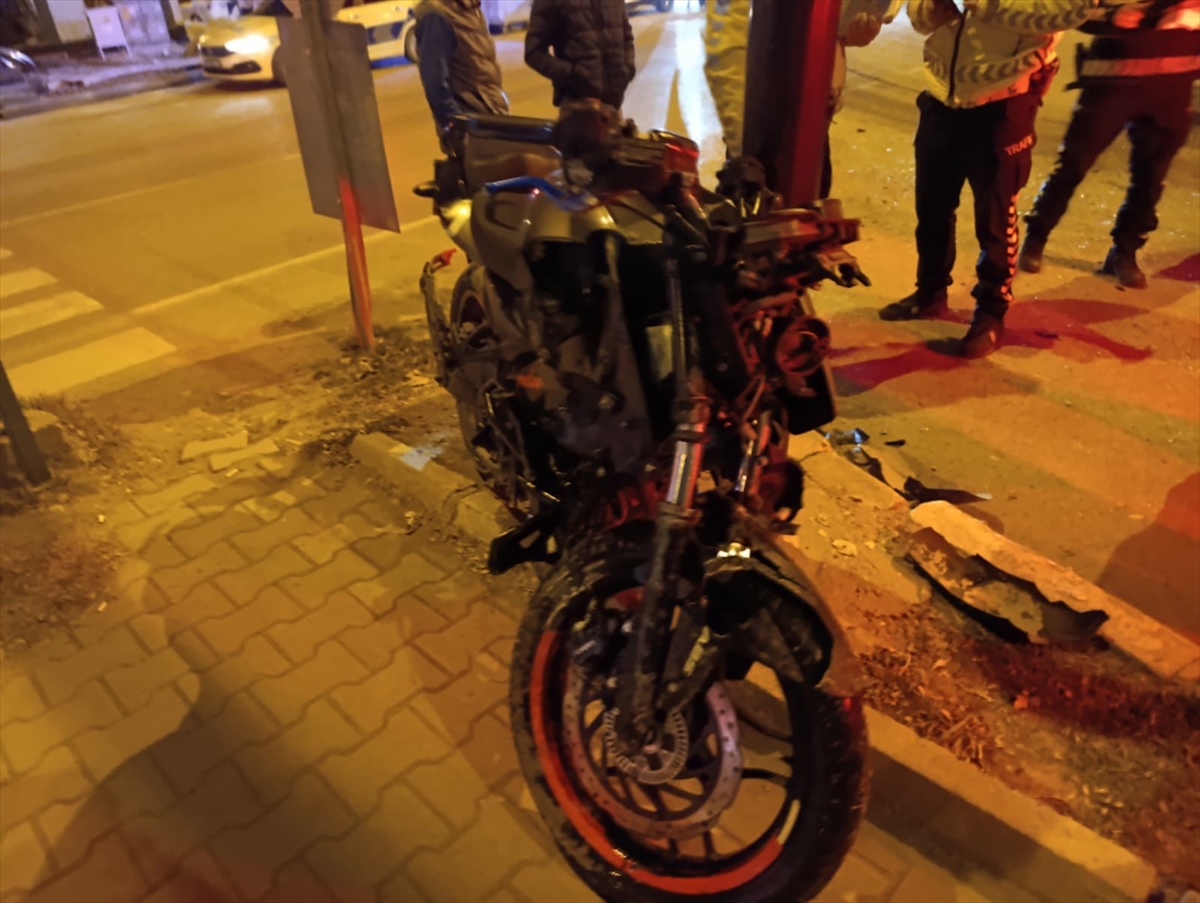 Adıyaman'da minibüs ile motosikletin çarpıştığı kazada 1'i ağır 3 kişi yaralandı