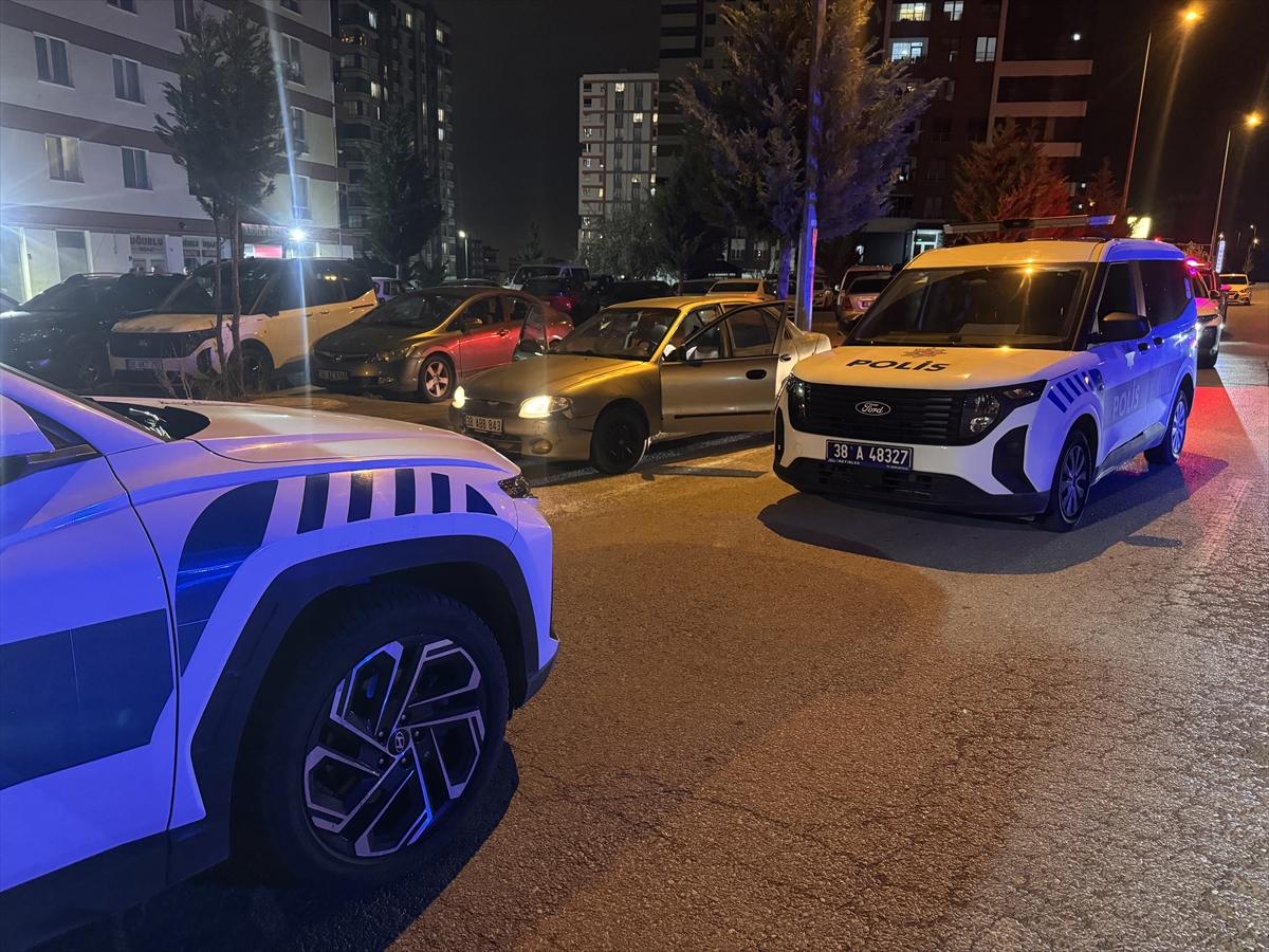 Kayseri'de polise çarptıktan sonra kaçmaya çalışan araçtaki 4 kişi yakalandı