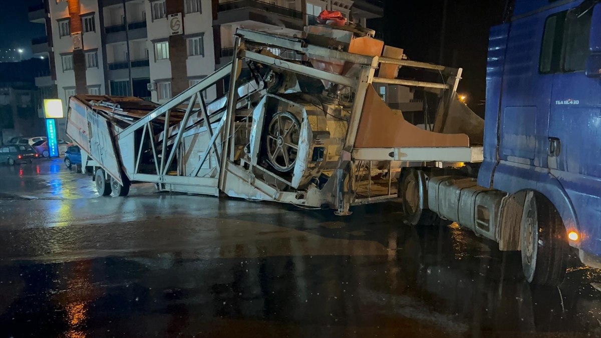 Mersin'de dorsesi rampada askıda kalan tır ulaşımı aksattı