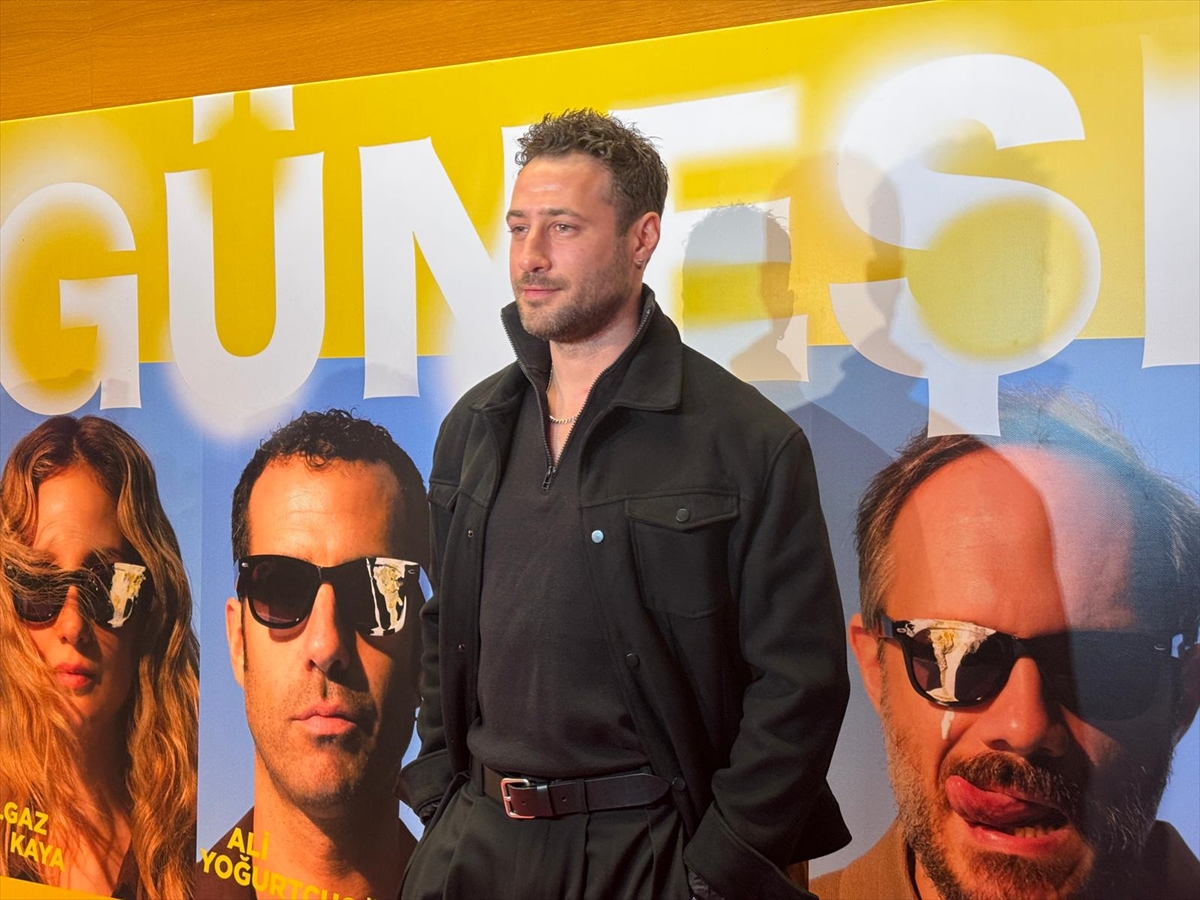 Onur Ünlü'nün filminden uyarladığı "Güneşin Oğlu" oyunu ilk kez tiyatroseverlerle buluştu