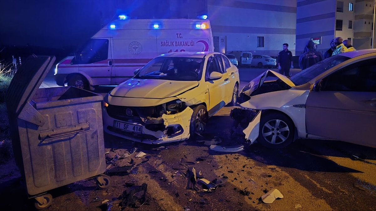 Mudanya’da iki otomobilin çarpıştığı kazada sürücüler yaralandı