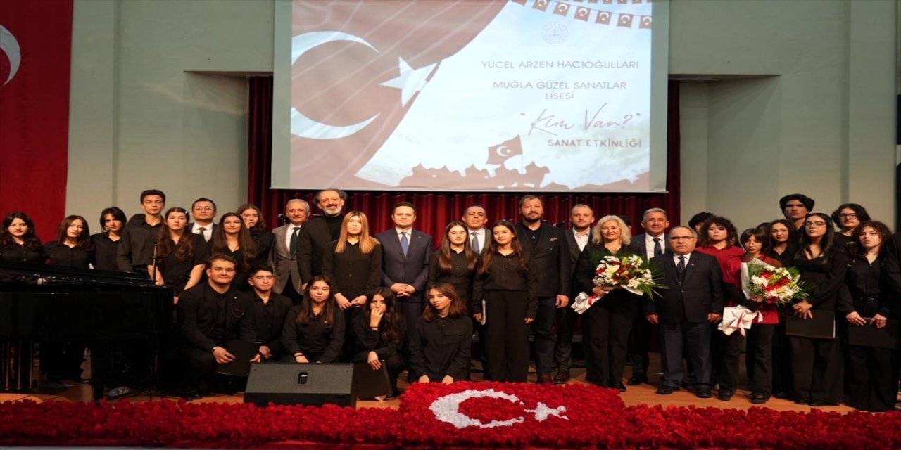 Muğla’da Lise Öğrencileri ve Yücel Arzen “Kim Var” Sanat Etkinliğinde Sahne Aldı