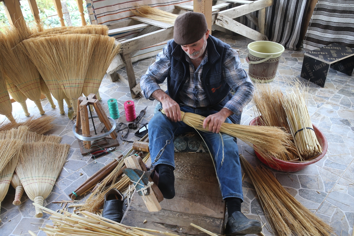 Süpürge üretimi Gökçeoluk köyündekilerin gelir kapısı olmaya devam ediyor