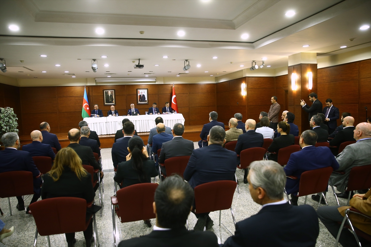 Çalışma ve Sosyal Güvenlik Bakanı Işıkhan, Bakü'de Türk iş insanlarıyla buluştu