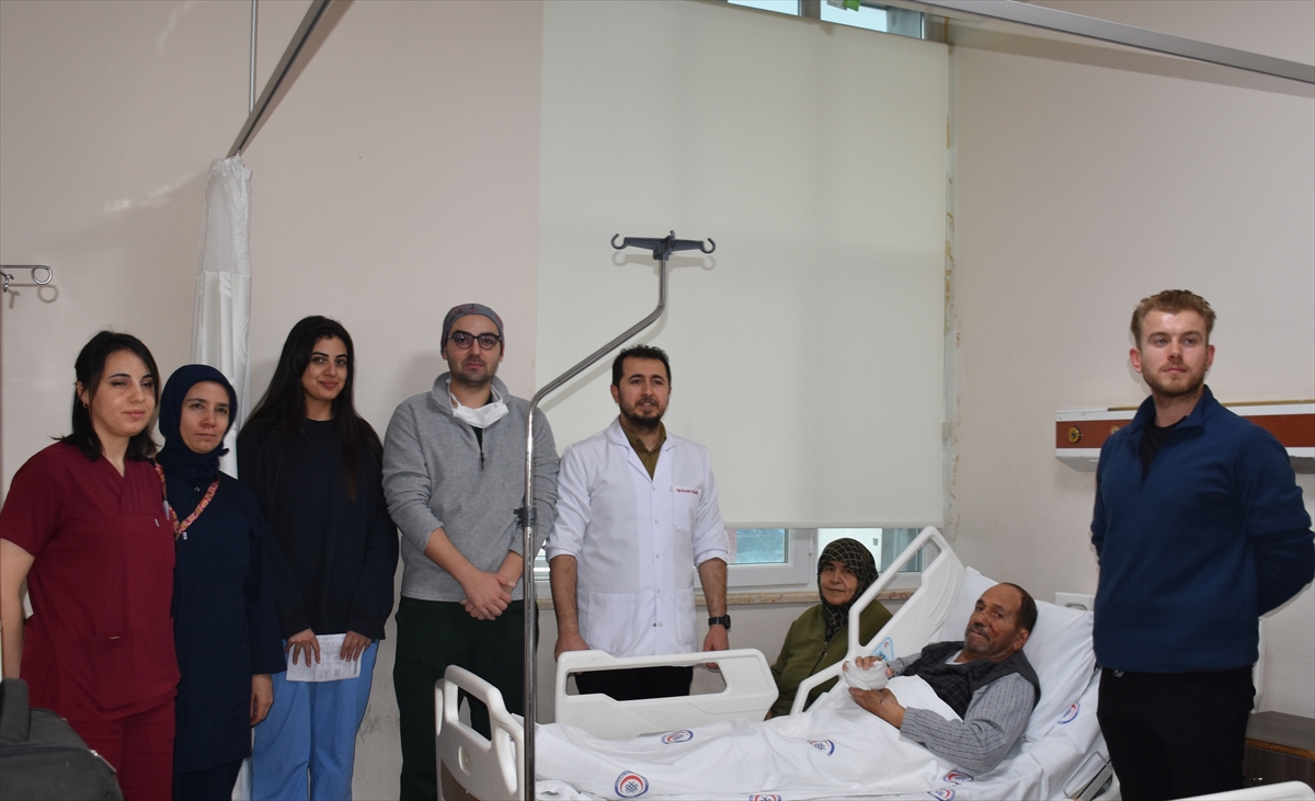 İki hastanın bacaklarından alınan kemik ve deri içeren dokular el ve ayağa nakledildi