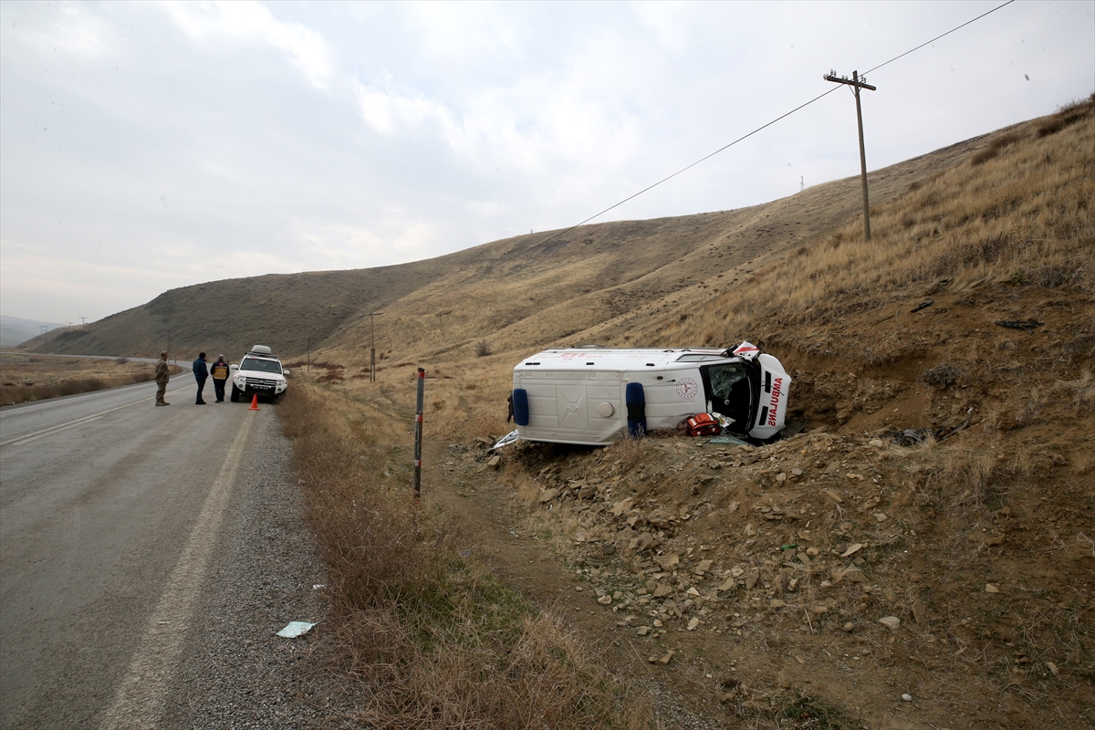 Muş'ta devrilen ambulanstaki 3 sağlık personeli yaralandı