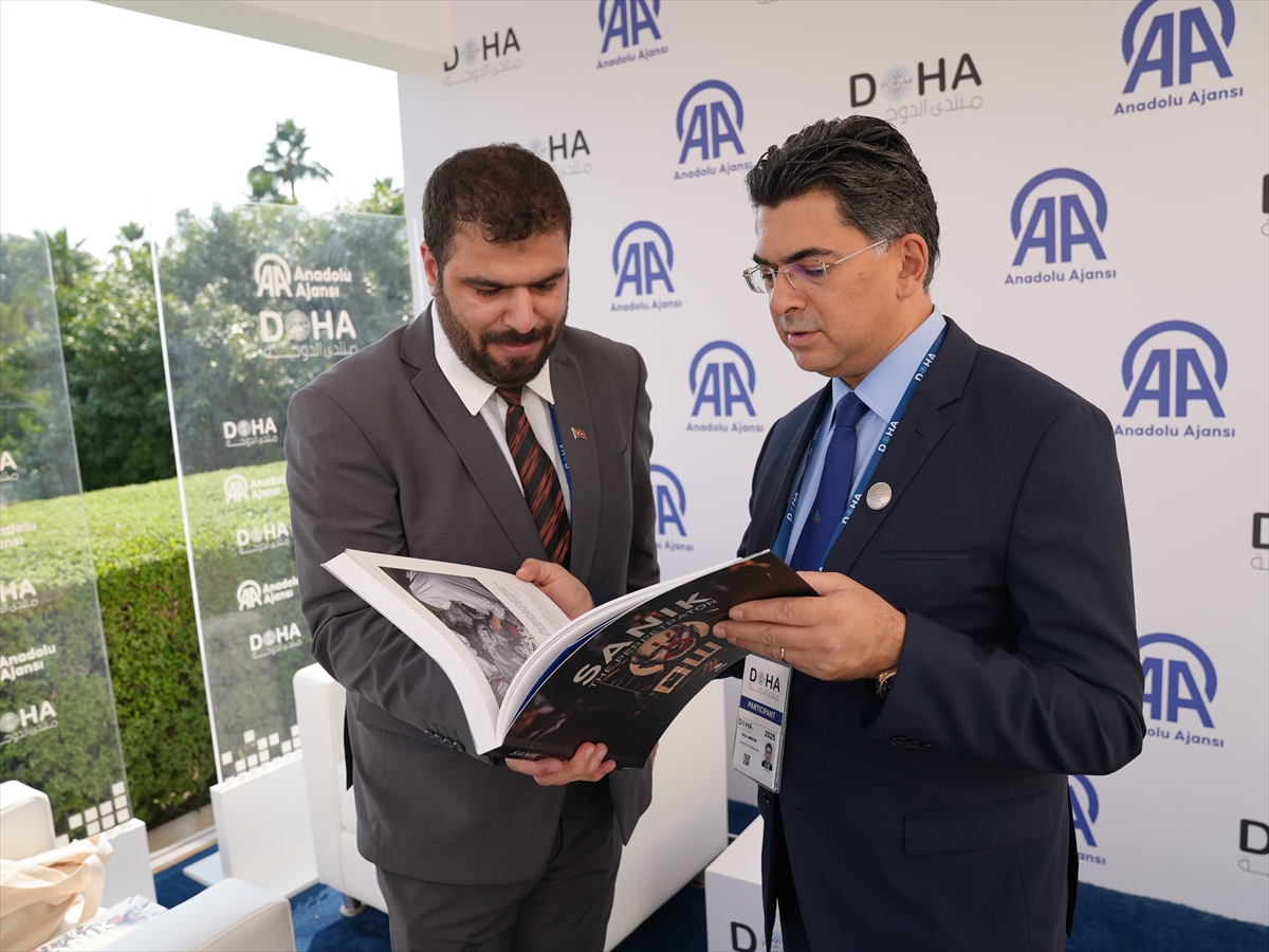 Lübnan Enformasyon Bakanı Markus, Doha Forum 2025'te AA standını ziyaret etti