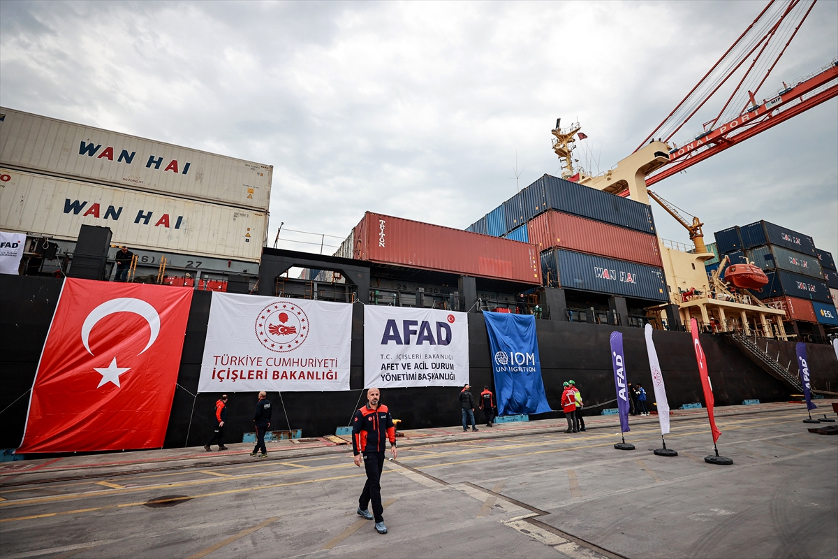 Sudan'a çadır ulaştıracak gemi Mersin'den uğurlandı