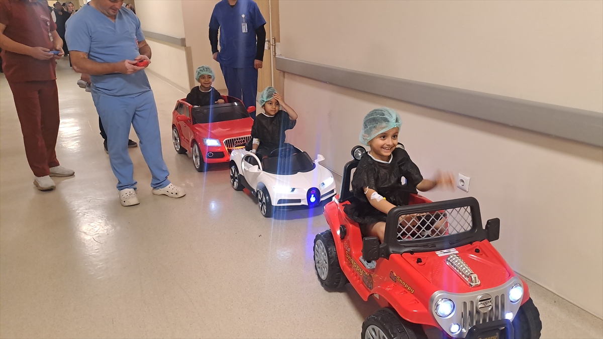 Sakarya'da çocuklar ameliyata akülü arabayla götürülüyor