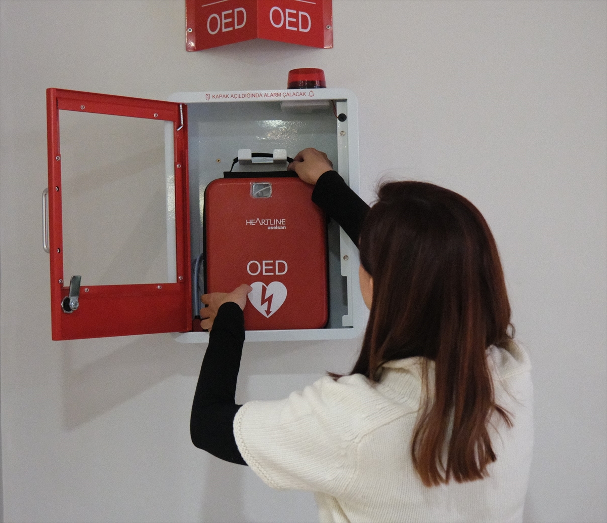Hacettepe Üniversitesi'nde ani kalp durmalarına karşı üretilen 55 yerli cihaz kullanıma sunuldu