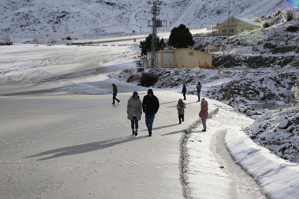 Denizli Kayak Merkezi'ne mevsimin ilk karı düştü
