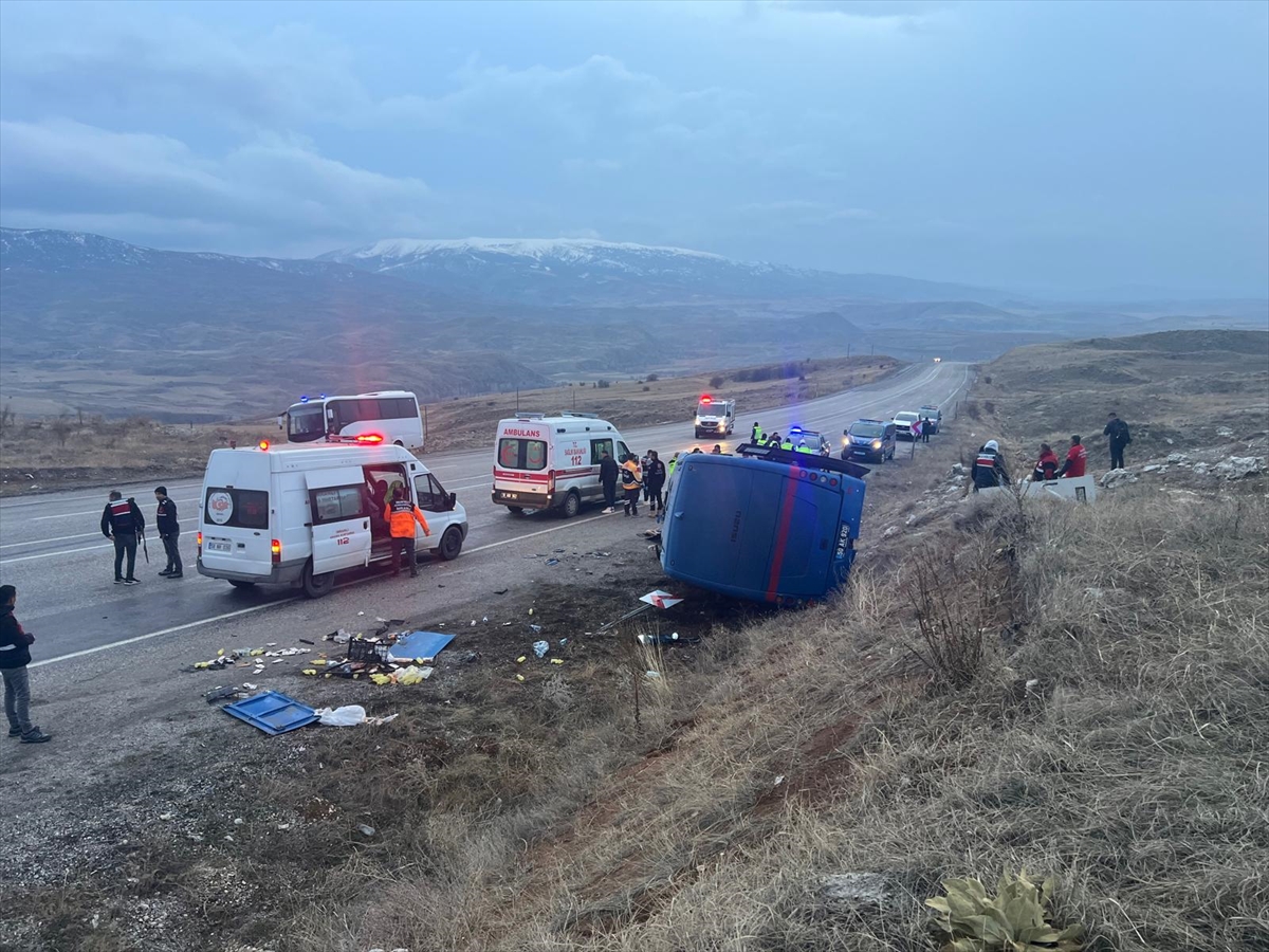 Sivas'ta devrilen cezaevi aracındaki 9 kişi yaralandı