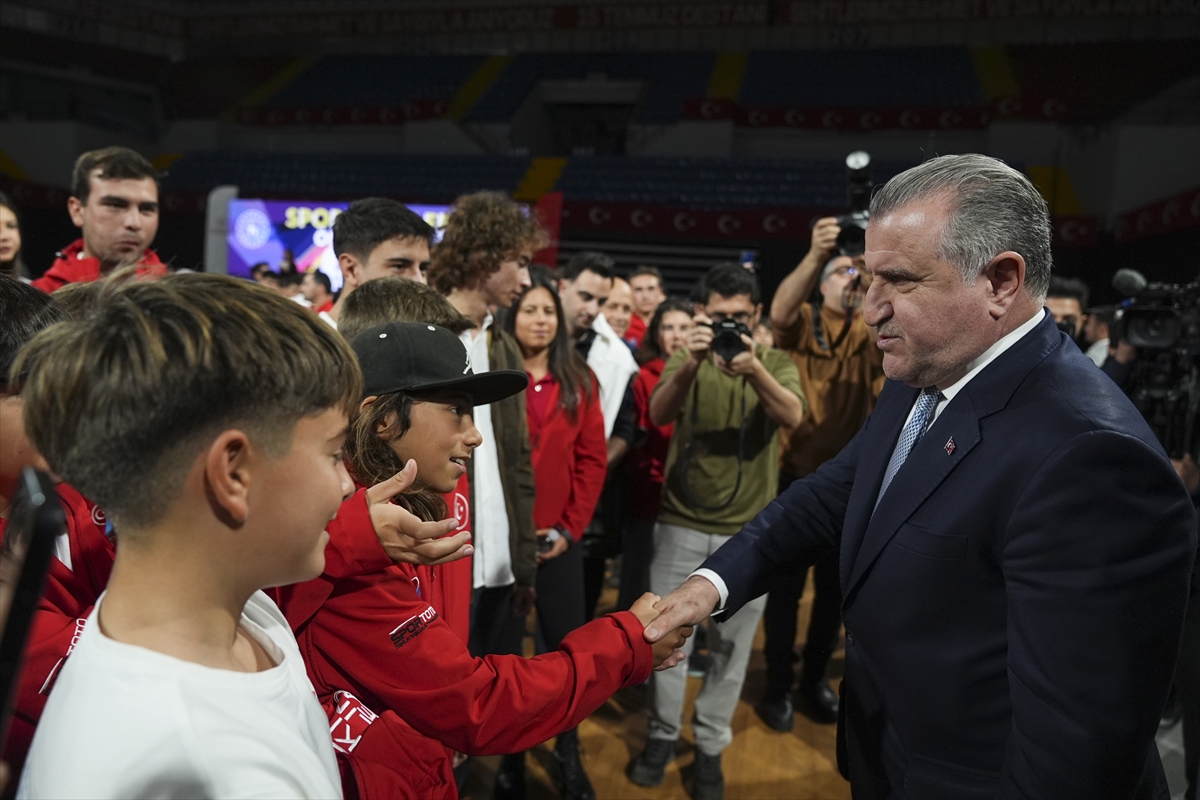 Gençlik ve Spor Bakanı Bak, İzmir'de Sporun Enleri Ödül Töreni'nde konuştu