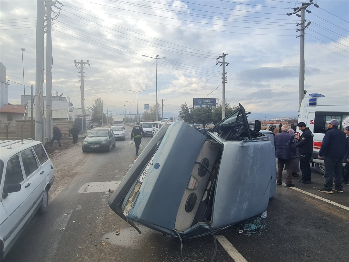 Afyonkarahisar'da iki otomobilin çarpıştığı kazada 7 kişi yaralandı
