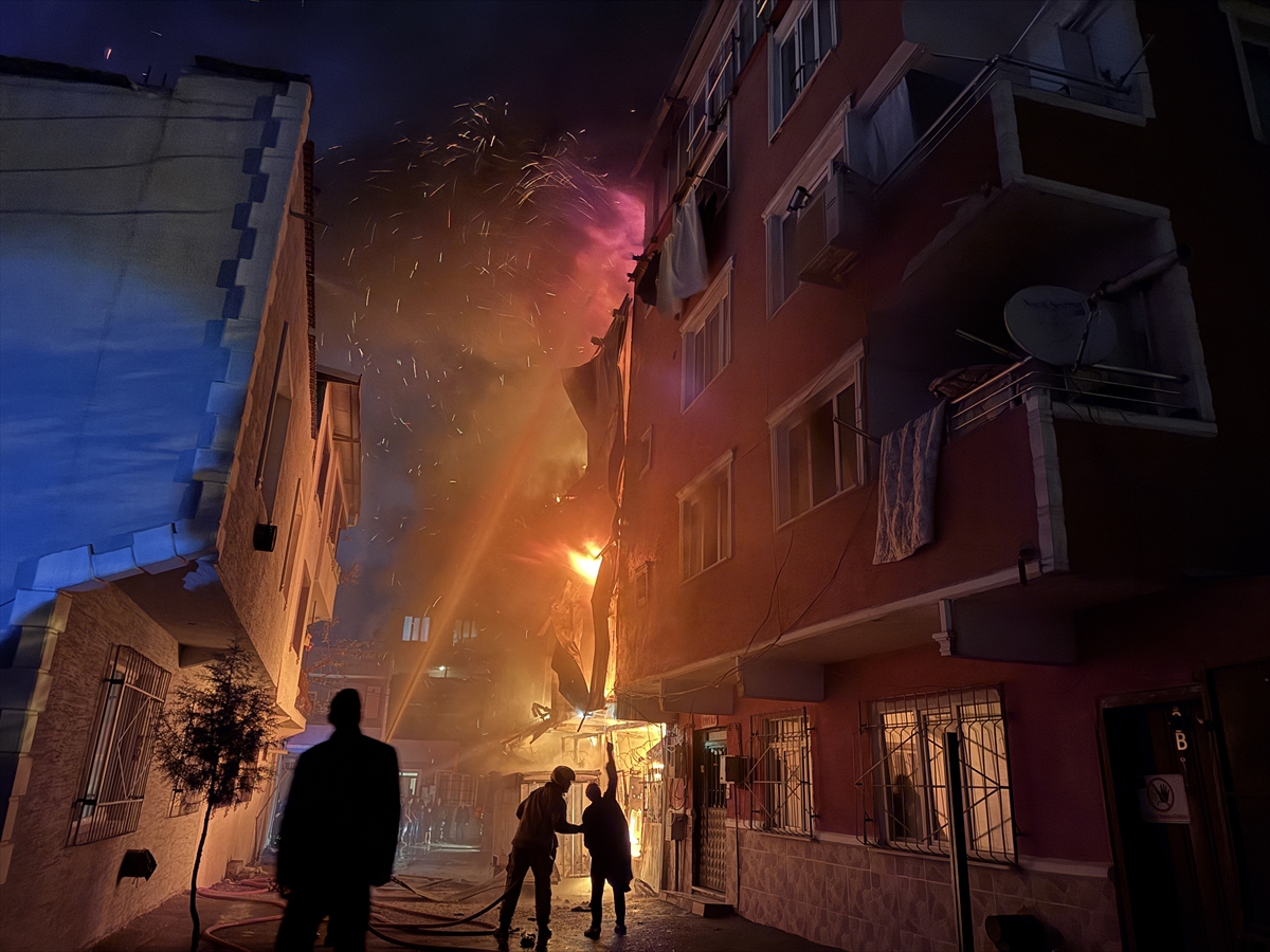 Bursa'da 3 katlı binada başlayıp bitişikteki binaya sıçrayan yangın söndürüldü
