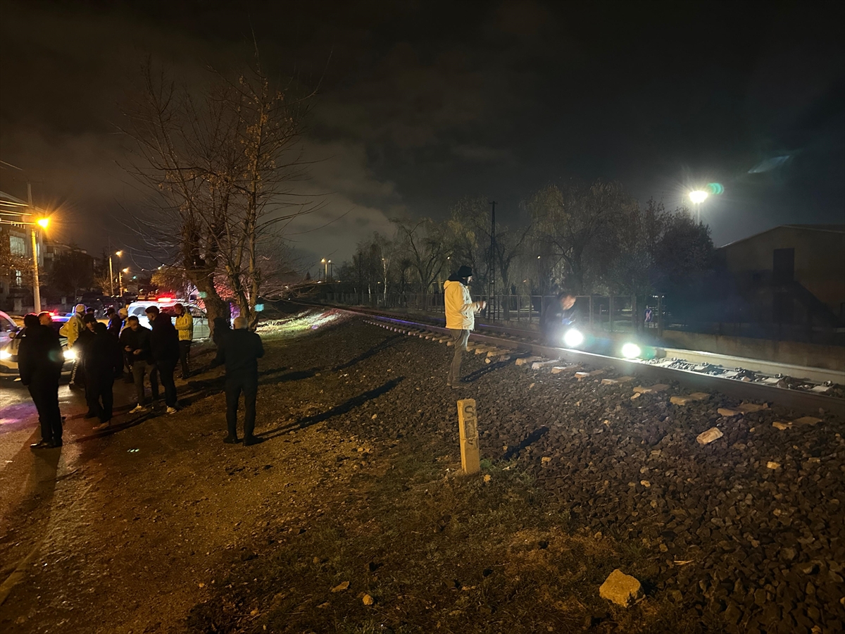 Afyonkarahisar'da lokomotifin çarptığı genç öldü