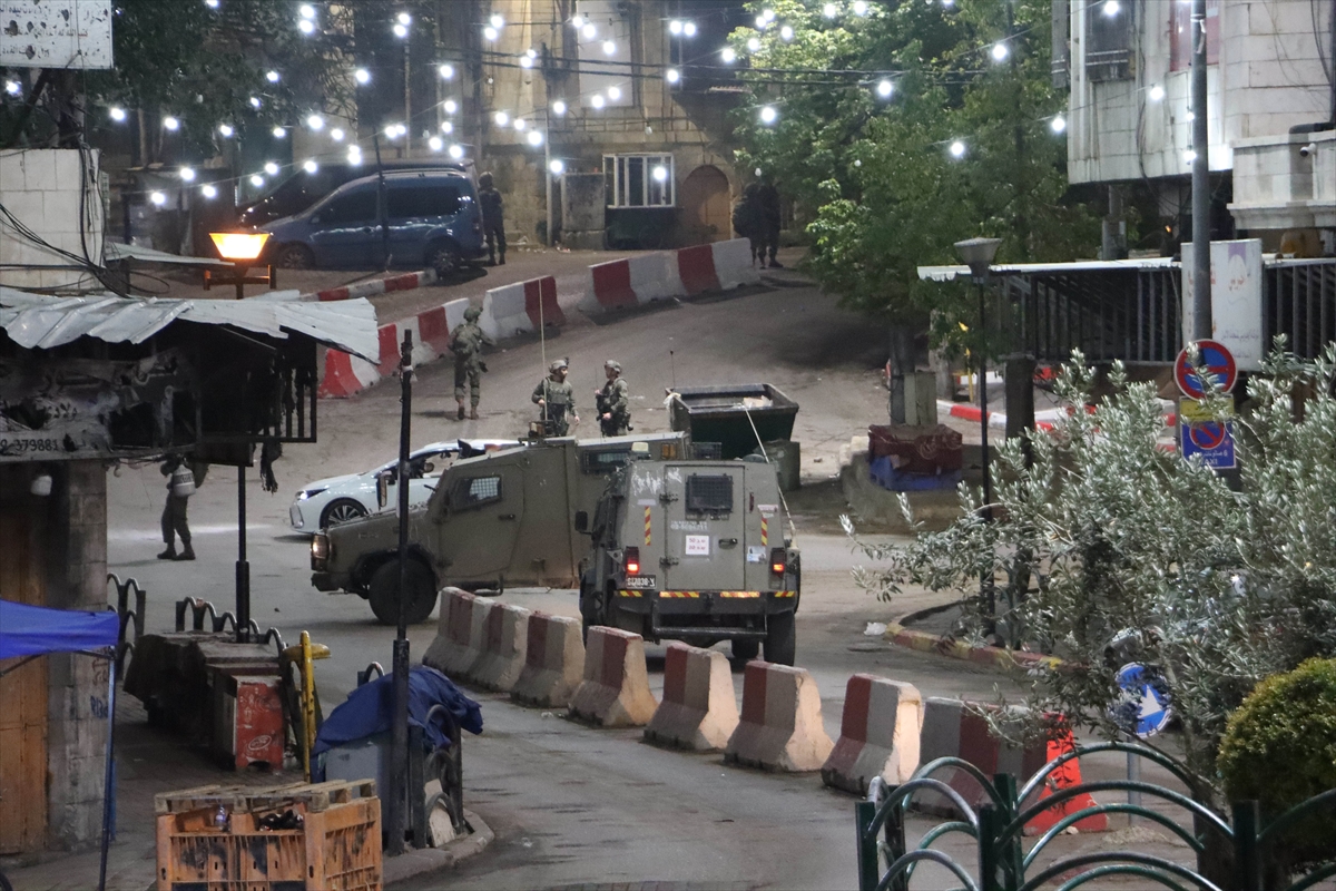 İsrail ,bahaneyle öldürmeye devam ediyor. işgal altındaki Batı Şeria'nın El Halil kenti yakınlarında 2 Filistinliyi öldürdü