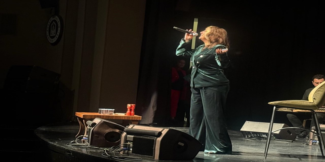 Bursa’da “Türk Müziği'nden Nağmeler” konserinde Dilek Türkan ve Derya Türkan sahneyi paylaştı
