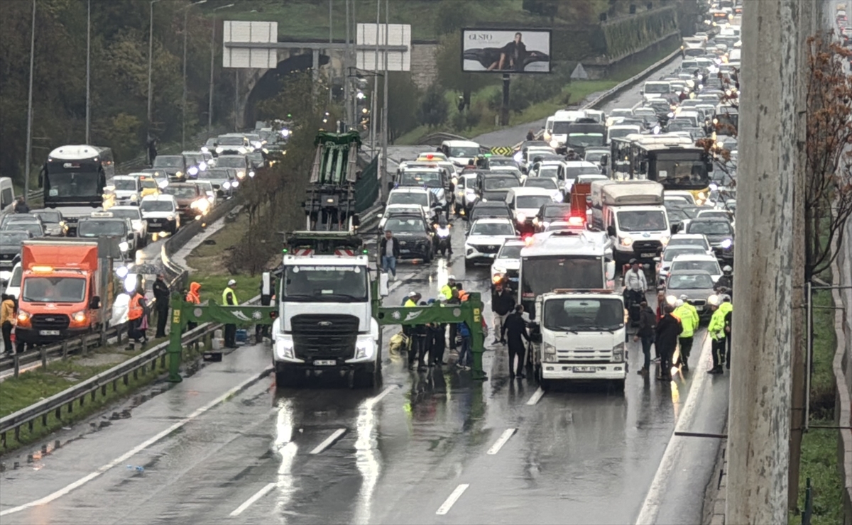 Maltepe'de havalimanı çalışanlarını taşıyan servis minibüsü devrildi, 7 kişi yaralandı