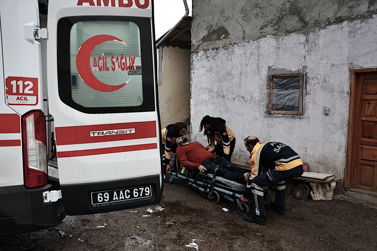 Bayburt'un karlı yollarında kadın paramedikler hayat kurtarmak için zamanla yarışıyor