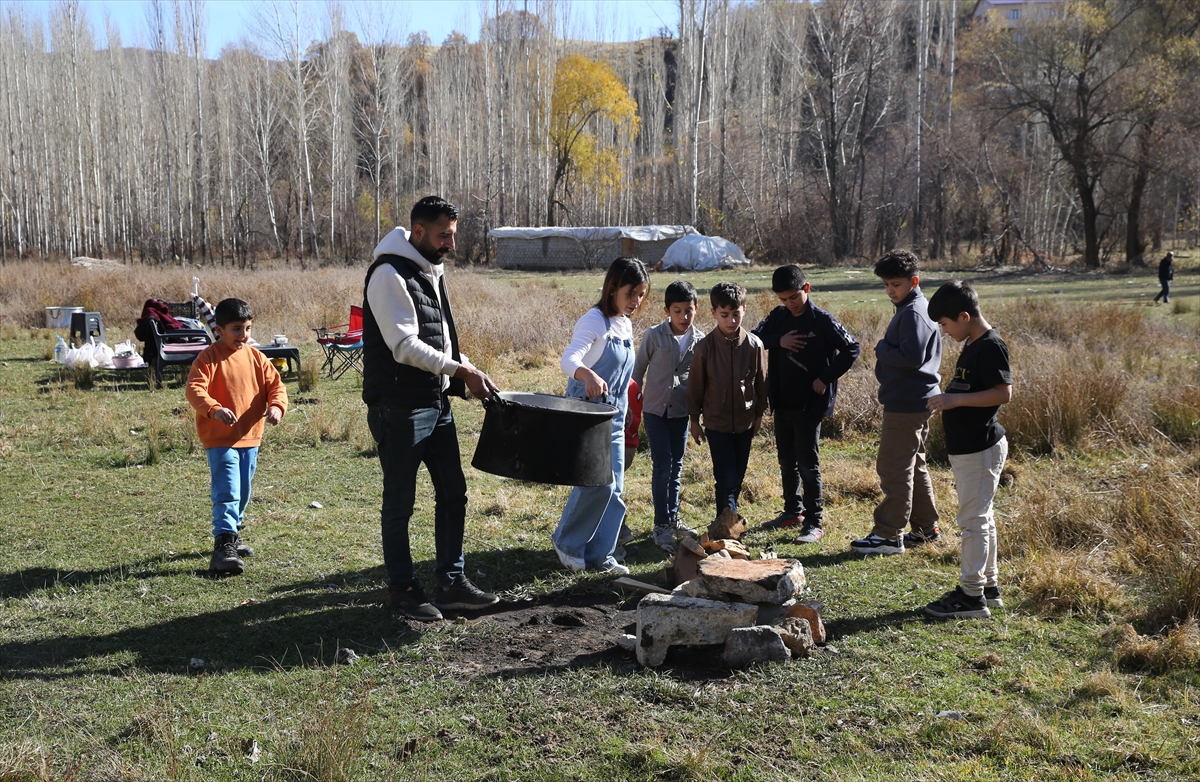 Kazanda pişirdiği etlerle sahipsiz kedileri besliyor