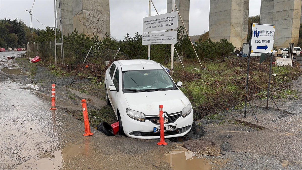 Sarıyer'de yolun çökmesi sonucu pikap ile kamyonet dereye düştü