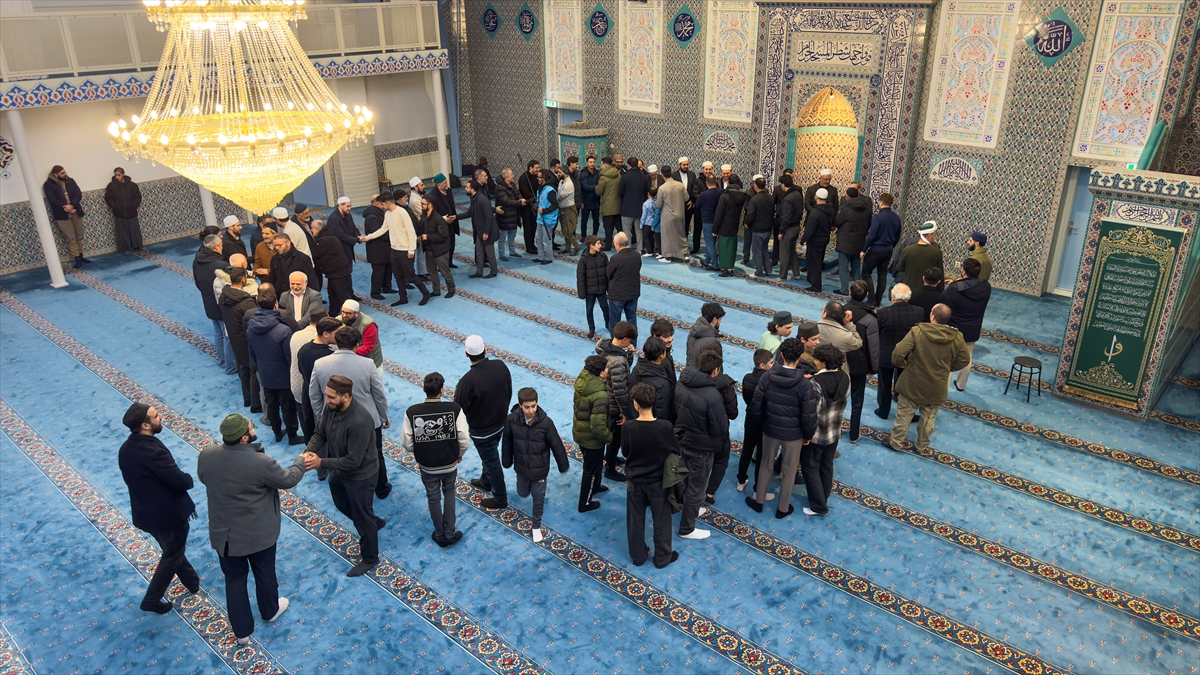 Hollanda'da 1300 genç sabah namazında buluştu