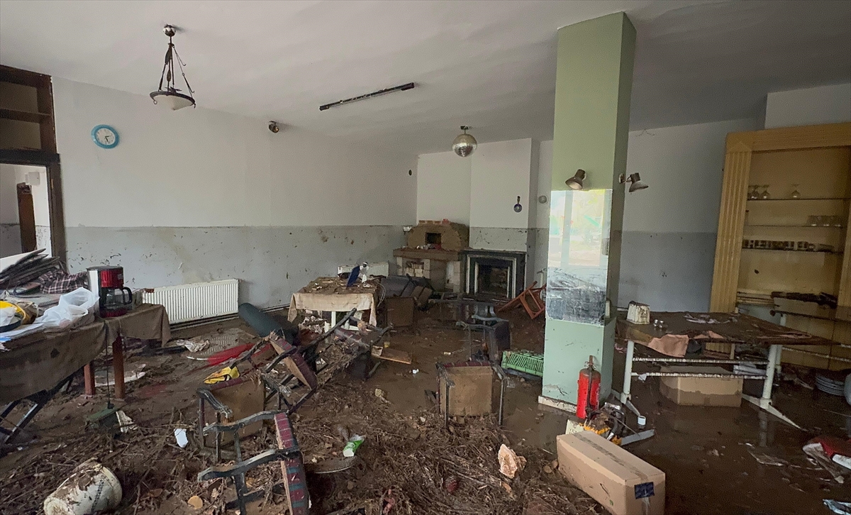 Sarıyer'de yolun çökmesi sonucu pikap ile kamyonet dereye düştü