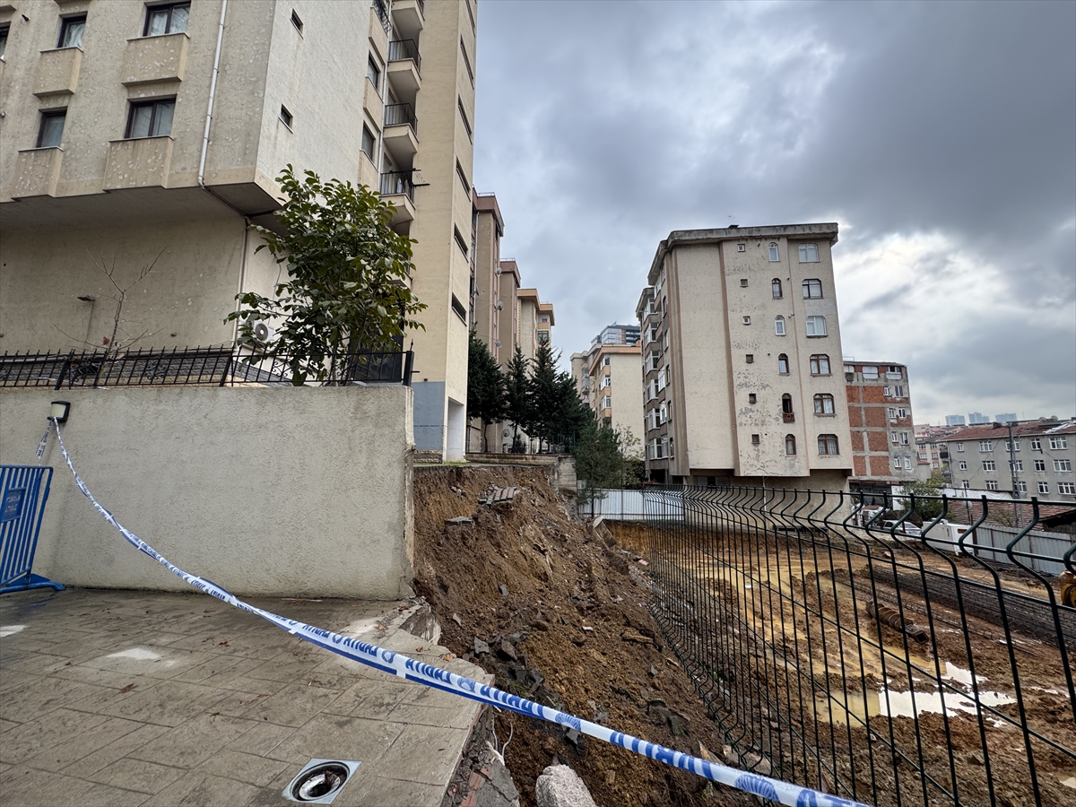 Kadıköy'de inşaat şantiyesindeki istinat duvarı yıkıldı