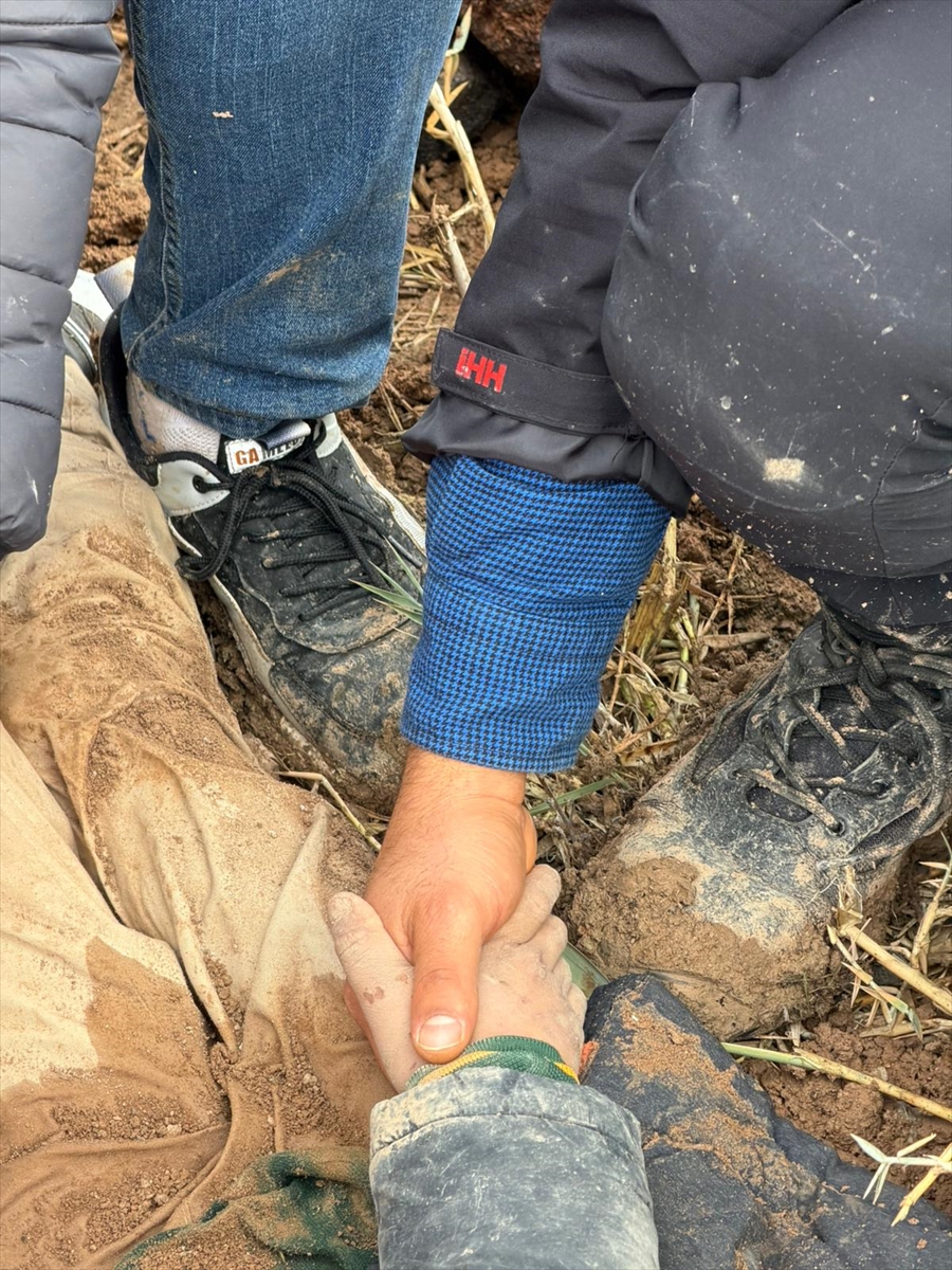 Yabancı uyruklu çocuk gömüldüğü topraktan yaralı çıkarıldı