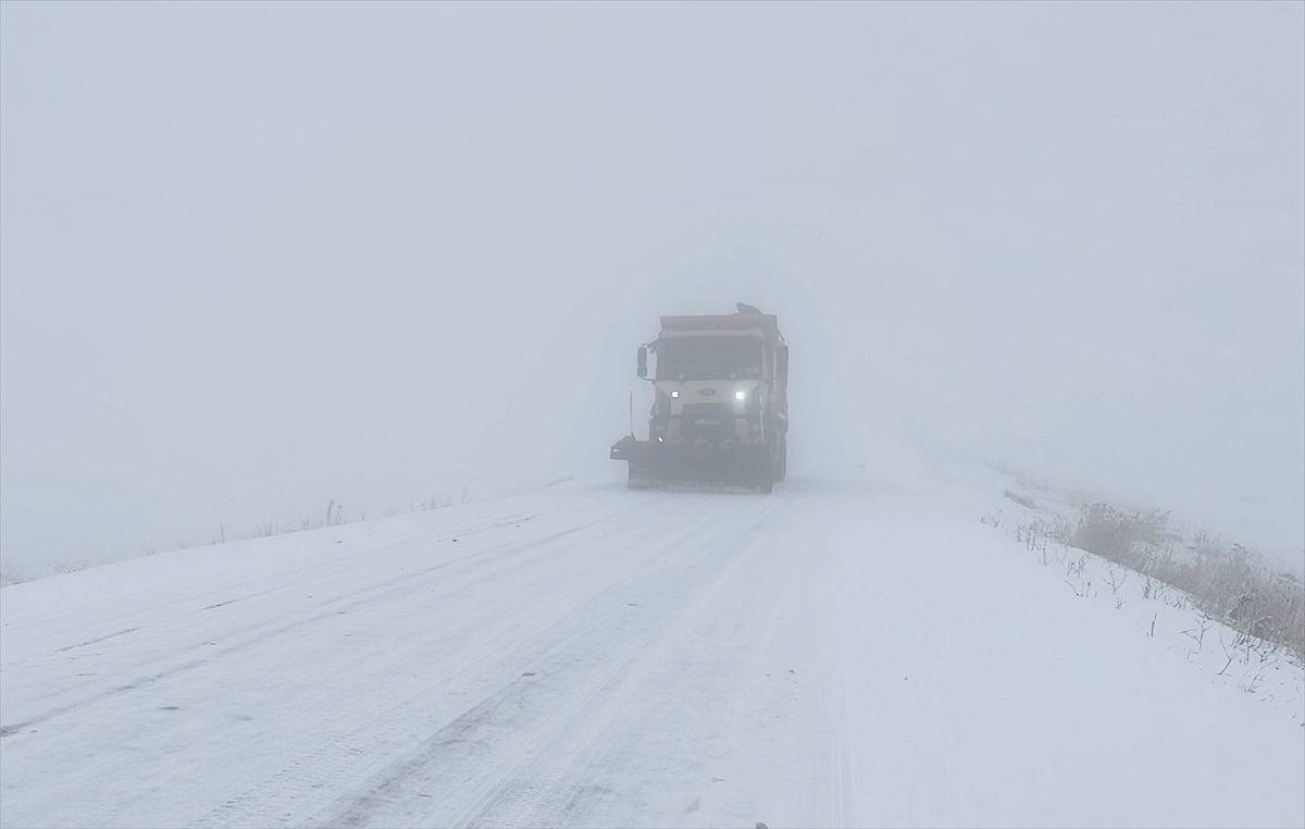 Kars-Göle kara yolunda kar ve sis ulaşımı olumsuz etkiliyor