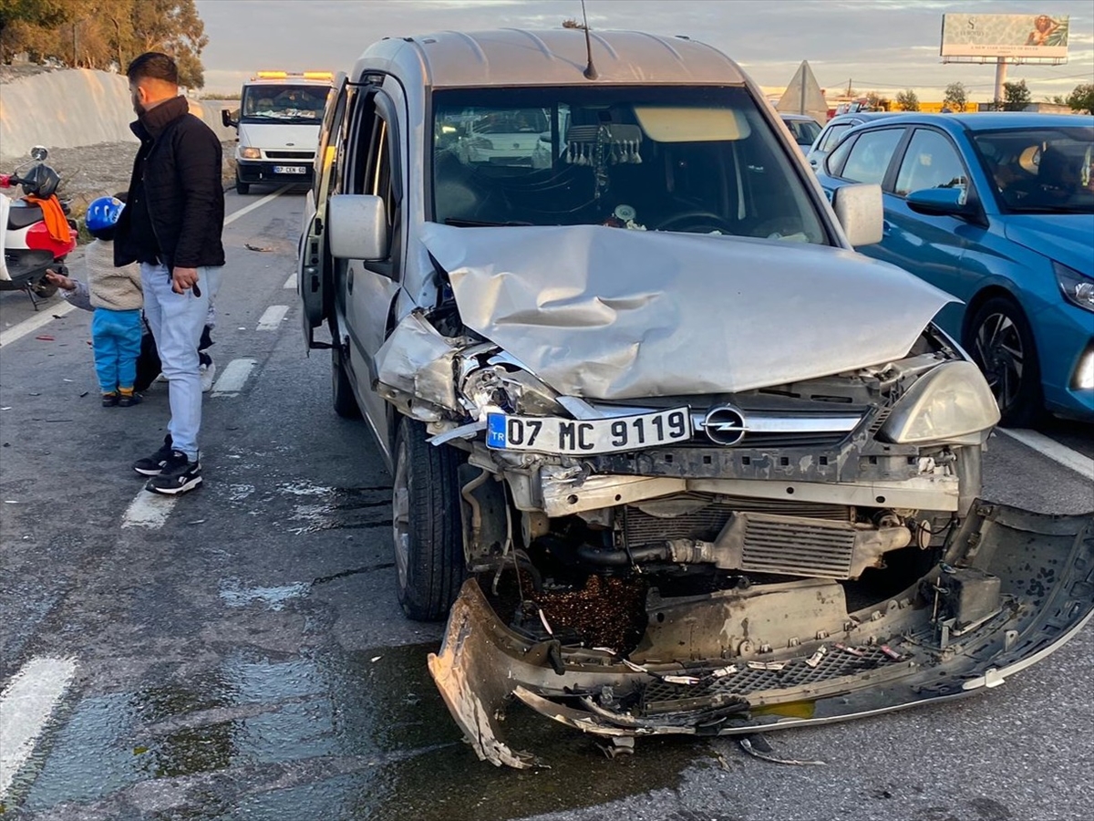 Antalya'da park halindeki otomobile hafif ticari aracın çarpması sonucu 2 kişi yaralandı